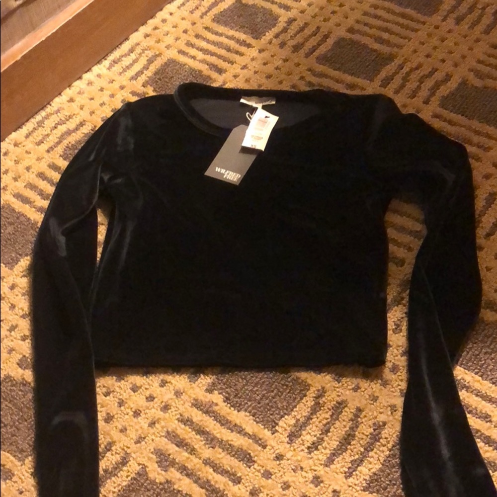 NEVER WORN BLACK VELVET LONGSLEEVE TOP